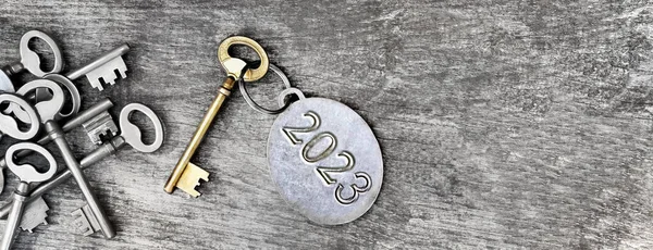 2023 Vésett Gyűrű Egy Régi Kulcs Háttér — Stock Fotó