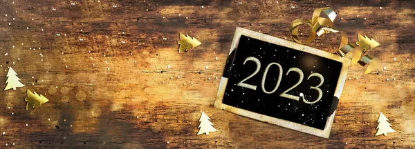 2023 Γραμμένο Μικρό Πίνακα Ρουστίκ Ξύλινο Φόντο Χρυσά Κομφετί Και — Φωτογραφία Αρχείου