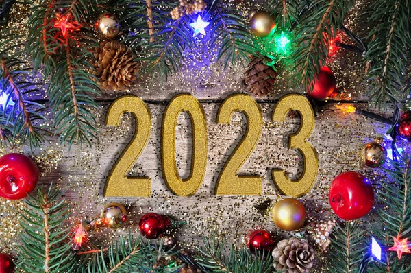 Yeni Yıl 2023 Tahtaya Altın Harflerle Yazılmış Noel Süsü Işıklarıyla — Stok fotoğraf