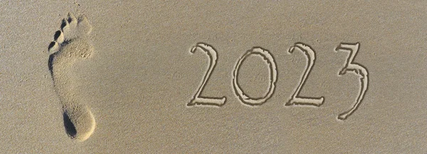 2023 Geschreven Het Zand Naast Een Voetafdruk — Stockfoto