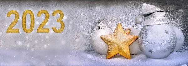 Ano Novo Dourado 2023 Lado Decoração Natal Coberto Com Neve — Fotografia de Stock
