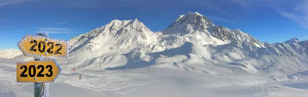 Panoramiczny Widok Szczyt Góry Pokryty Śniegiem Trasami Narciarskimi Stokach — Zdjęcie stockowe