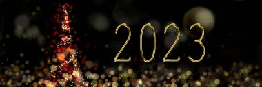 2023 soyut bir gecede panoramik boyutlarda bir noel ağacının yanında yazılmış.