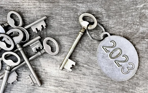2023 Engraved Ring Old Key Wooden Background — Stock Photo, Image