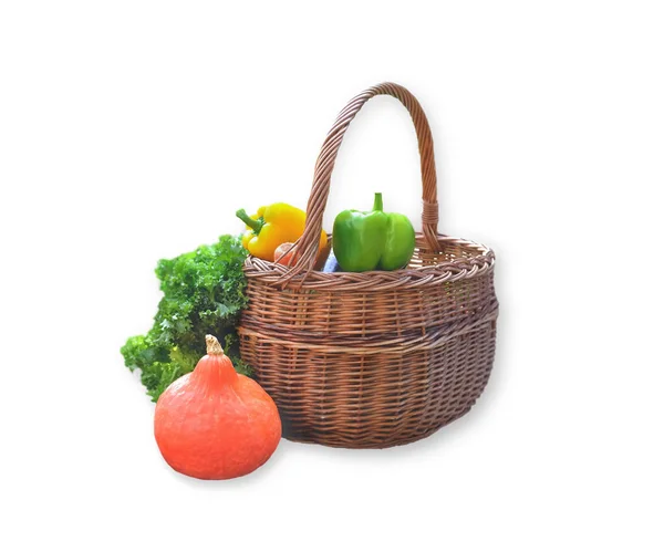 Verduras Frescas Una Canasta Con Calabaza Lechuga Aisladas Sobre Fondo —  Fotos de Stock