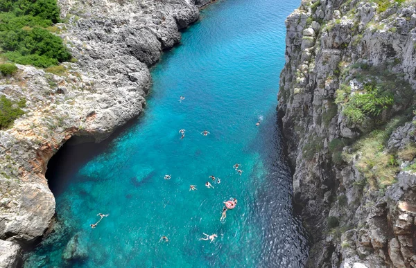 Puglia Adriyatik Körfezi Nin Kayalıklarla Çevrili Bir Körfezinde Turkuaz Yüzücüler — Stok fotoğraf