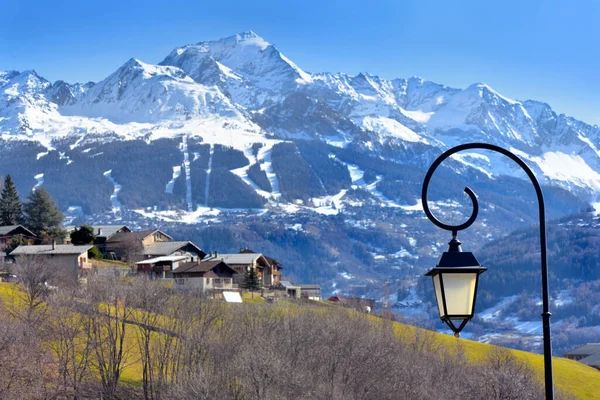 Vintage Lampa Uliczna Alpejskiej Wsi Białym Krajobrazem Montażowym Tle — Zdjęcie stockowe