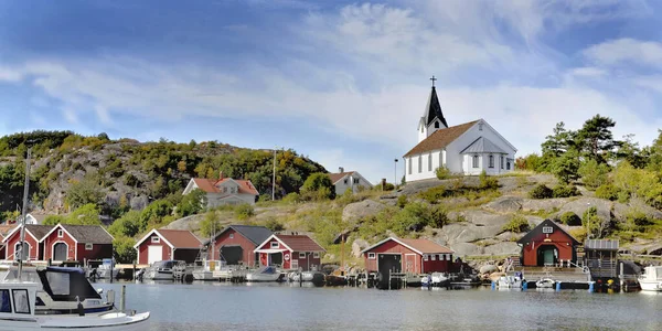 Pequeño Puerto Pesquero Suecia Con Cabañas Típicas Alta Iglesia — Foto de Stock