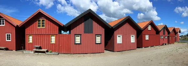Uitzicht Panoramisch Rode Traditionele Hutten Onder Blus Hemel Zweden — Stockfoto