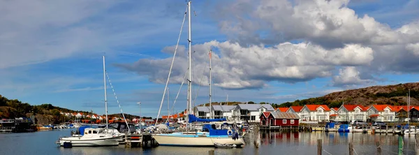 Vista Veleros Amarrados Puerto Una Pequeña Ciudad Costera Sueca — Foto de Stock