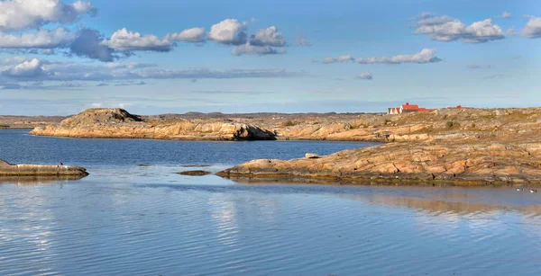 スモーゲン島のバルト海の風景典型的な家を背にした海岸線 — ストック写真