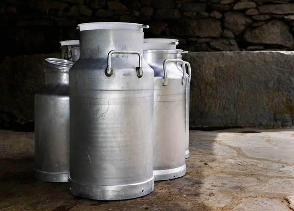 农业概念中老式金属牛奶罐的特写 — 图库照片