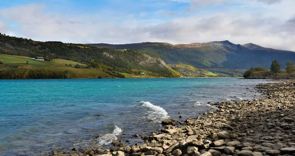Красивый Вид Скалистый Пляж Голубой Водой Норвегии Зелеными Холмами Горами — стоковое фото