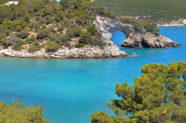 Uçurumda oluşan doğal kemer manzarası parktaki turkuaz mavi deniz Gargano - Puglia İtalya