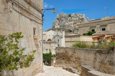 Eski köydeki yaya sokağı Sassi di Matera beyaz yüzlü evler Basilicata, güney İtalya.