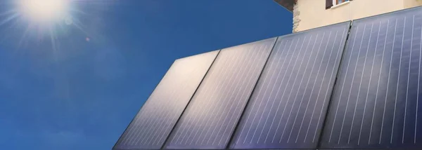 Solar Panels Wall Front House Blue Sky Sun Renewable Alternative — Stock Photo, Image