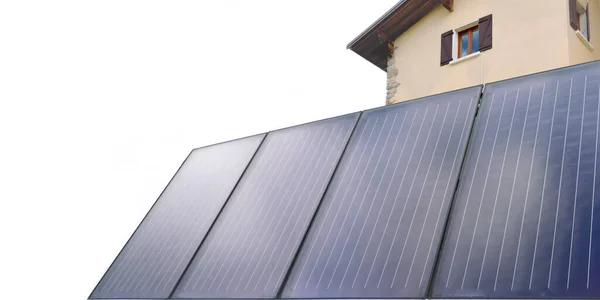 白い背景の家の前に太陽電池パネルの壁 太陽電池パネルから再生可能な代替エネルギー — ストック写真