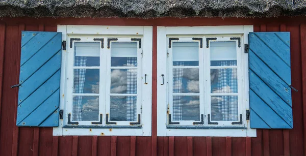 Gros Plan Sur Les Fenêtres Avec Volets Bleus Une Maison — Photo
