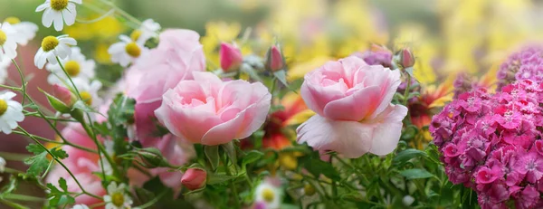 Bahçeden Yeni Toplanmış Bir Buket Çiçeğin Içindeki Güzel Güller — Stok fotoğraf