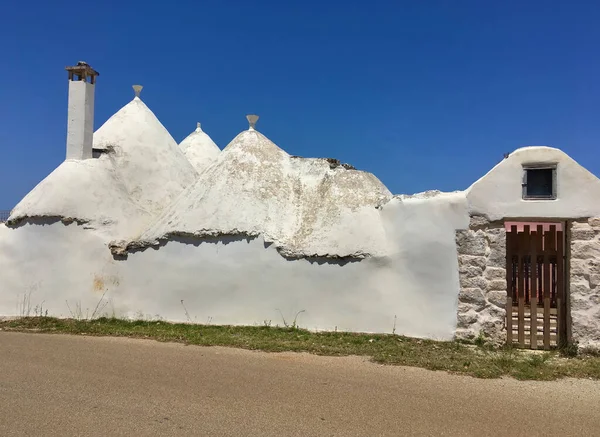 Biały Mur Stożkowy Dach Słynnych Domów Trulli Pod Błękitnym Niebem — Zdjęcie stockowe