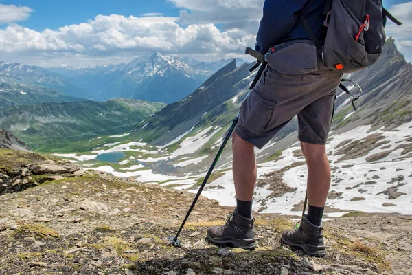 Nohy Turisty Krátké Turistické Obuvi Stojící Vrcholu Hory Krásnou Alpskou — Stock fotografie