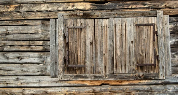 Tło Tekstura Drewna Ściany Starego Drewnianego Domu Oknami Zamkniętymi Żaluzjami — Zdjęcie stockowe