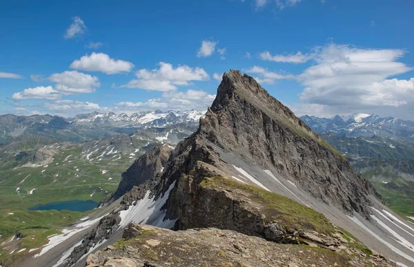 Vista Sobre Gran Pico Rocoso Con Vistas Paisaje Alpino Verano —  Fotos de Stock