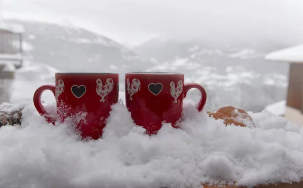 Two Red Mugs Heart Shaped Snow Mountain Background Valentine Concept Fotos de stock libres de derechos