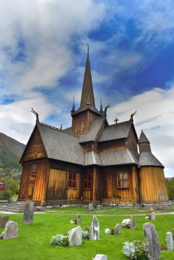 Stavkirke tipik Borgund kilisesi Norveç 'te, önünde mezar taşı olan. 