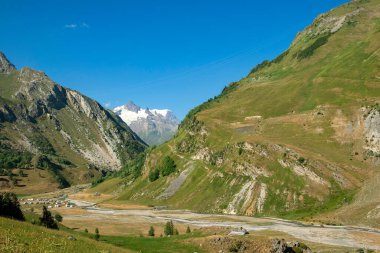 Mont Blanc arka planında buzul bulunan Avrupa Alp Vadisi 'nin güzel manzarası  