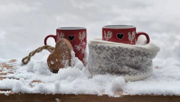 Zwei Rote Becher Mit Herzförmiger Mütze Auf Dem Schnee Valentinstag — Stockfoto