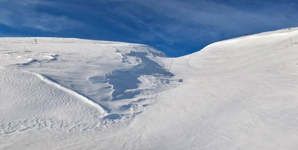 雪に覆われた青空の下の山 — ストック写真