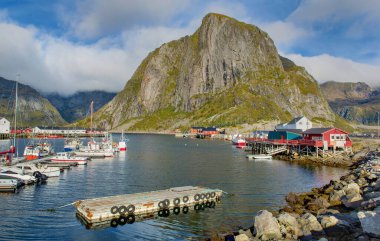 Kuzey Norveç 'teki Lofoten Adaları' ndaki Moskenesoya balıkçı köyünün limanında manzarası.