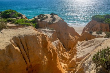 Atlantik Okyanusu 'ndaki güzel sahil sarı sert kum kayalıklarından Portekiz' de bir kanyon Medides plajı oluşturuyor. 
