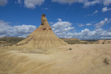 Castildetierra manzarası, Bardenas Reales çölünün ünlü peri bacası İspanya 'da bulutlu gökyüzünün altında. 