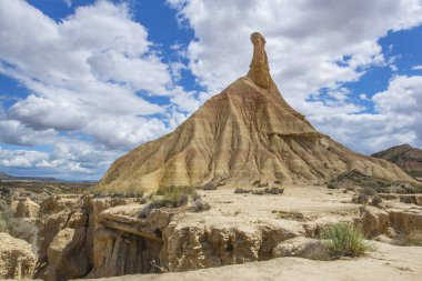 Castildetierra manzarası, Bardenas Reales çölünün ünlü peri bacası İspanya 'da bulutlu gökyüzünün altında. 