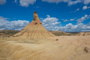 Castildetierra manzarası, Bardenas Reales çölünün ünlü peri bacası İspanya 'da bulutlu gökyüzünün altında. 