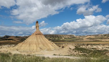 Castildetierra manzarası, Bardenas Reales çölünün ünlü peri bacası İspanya 'da bulutlu gökyüzünün altında.