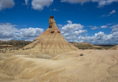 Castildetierra manzarası, Bardenas Reales çölünün ünlü peri bacası İspanya 'da bulutlu gökyüzünün altında.