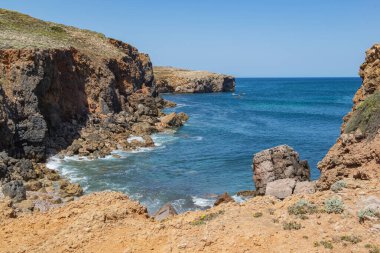 Güzel denizdeki kayalıklardan manzara ve dalgalar Vicentina Sahili Algarve, Portekiz