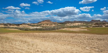 İspanya 'da Bardenas Reales çölünün manzaralı manzarası. 