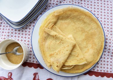 Geleneksel Fransız gözlemesinin üst görüntüsü ev yapımı, kırmızı ve beyaz masa örtüsünde bir tabakta.