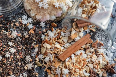 Masaya dökülen sıcak içecek yığını üzerine tarçın ve şeker yıldızı şekilli bir çubukla üst manzara.