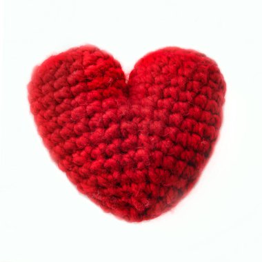 Beyaz arkaplanda el yapımı güzel kırmızı yün kalp.