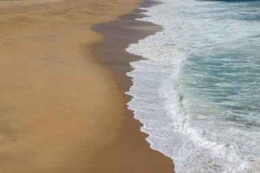  Portekiz 'in batı kıyısındaki bir kumsalda deniz köpüğü. Portekiz' in batı kıyısındaki bir plajda köpük birikintisi oluşturan dalgaların yüksek görüntüsü.