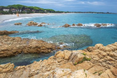 Güzel, şeffaf ve mavi bir deniz. Sardunya sahilinde granit kayalıklı.