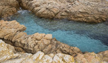 Sardunya İtalya 'da granit kayalar arasında kristal mavi suyu olan bir dere manzarası