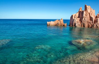 Sardunya 'nın açık denizinde, kırmızı granit kayalıkların oluşumu - Rocce Rosse Arbatax