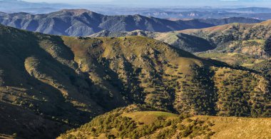 Sardinya 'da dağın zirvesinde gün batımında güzel manzara Gennargentu milli parkı Barbagia' da
