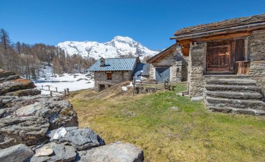 Savoie Fransa 'nın Tarentaise Vadisi' nde eski dağ evi ve nsowy dağ manzaralı boş bir köy.